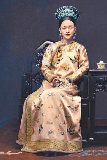 ■《如懿傳》以周迅飾演的如懿作主軸,與佘詩曼在《延禧攻略》中是大奸角甚為不同。劇照■《如懿傳》製作認真,演員拍攝前都要上堂學禮儀。劇照■佘詩曼於《延禧攻略》飾演大奸角,更因此在內地爆紅。劇照■《延禧攻略》在橫店拍攝,于正指專門搭建了十多處符合歷史風貌的場景。劇照 ■《如懿傳》以周迅飾演的如懿作主軸,與佘詩曼在《延禧攻略》中是大奸角甚為不同。劇照■《如懿傳》製作認真,演員拍攝前都要上堂學禮儀。劇照■佘詩曼於《延禧攻略》飾演大奸角,更因此在內地爆紅。劇照■《延禧攻略》在橫店拍攝,于正指專門搭建了十多處符合歷史風貌的場景。劇照