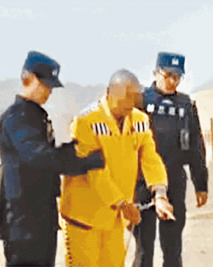 ■警方押盜墓犯到犯罪現場。 ■警方押盜墓犯到犯罪現場。