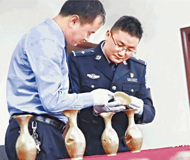 ■警方小心翼翼地檢查起回的文物。■被盜的珍貴文物。 ■警方小心翼翼地檢查起回的文物。■被盜的珍貴文物。