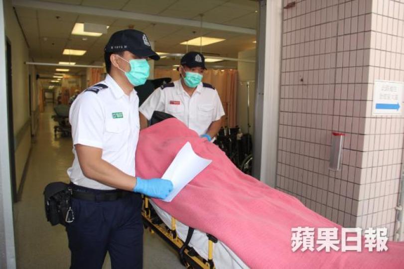 ■被告林子健案發後被黑布蒙頭送院。資料圖片 ■被告林子健案發後被黑布蒙頭送院。資料圖片
