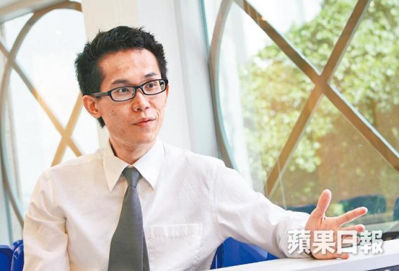 ■導演劉孝偉被指騙去最少50人逾千萬元,疑已「着草」台灣。資料圖片■藝人趙勁皓與多名朋友投資劉孝偉提出的不同項目,涉款近500萬元。■劉孝偉(左)前年復出執導電影《告別之前》,起用演員談善言(中)和陳柏宇(右)。互聯網■Ben(左)及陳先生(右)指,因劉孝偉的社工資格及機構背景,令他們有信心參加演員訓練班。周子惇攝 ■導演劉孝偉被指騙去最少50人逾千萬元,疑已「着草」台灣。資料圖片■藝人趙勁皓與多名朋友投資劉孝偉提出的不同項目,涉款近500萬元。■劉孝偉(左)前年復出執導電影《告別之前》,起用演員談善言(中)和陳柏宇(右)。互聯網■Ben(左)及陳先生(右)指,因劉孝偉的社工資格及機構背景,令他們有信心參加演員訓練班。周子惇攝