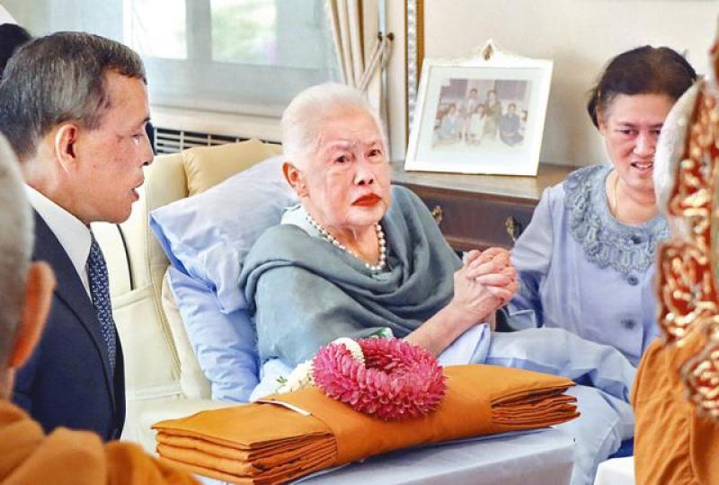 ■詩麗吉上周生日,兒子泰王哇集拉隆功(左)和女兒詩琳通探望她和慶祝。美聯社 ■詩麗吉上周生日,兒子泰王哇集拉隆功(左)和女兒詩琳通探望她和慶祝。美聯社