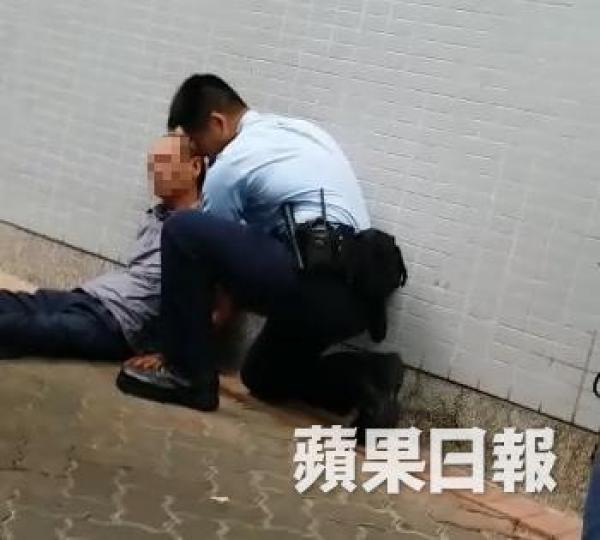■疑兇被警員制服。林紹輝議員提供圖片 ■疑兇被警員制服。林紹輝議員提供圖片