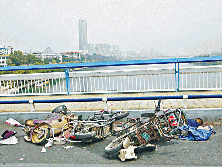 ■被撞的電動車及傷者倒在路邊。■警方當場制服姓黃疑犯。■有傷者被抬上救護車。 ■被撞的電動車及傷者倒在路邊。■警方當場制服姓黃疑犯。■有傷者被抬上救護車。