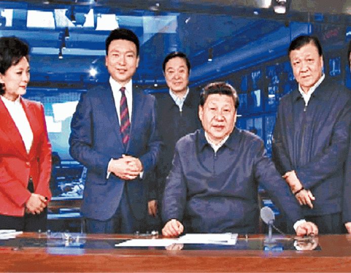 ■習近平前年2月視察央視,曾走進《新聞聯播》主播台。 ■習近平前年2月視察央視,曾走進《新聞聯播》主播台。