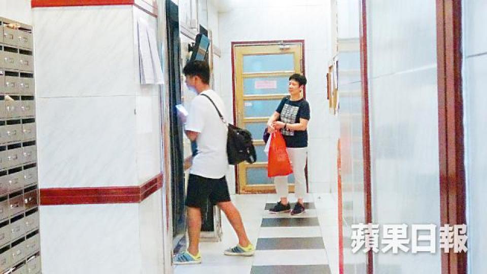 ■上水名都巴黎閣的肇事升降機一星期前才重開。姜偉康攝■肇事制動裝置的潤滑劑已乾涸。■民主黨成員莊榮輝(左)及立法會議員林卓廷昨指保養承辦商嚴重疏忽。 ■上水名都巴黎閣的肇事升降機一星期前才重開。姜偉康攝■肇事制動裝置的潤滑劑已乾涸。■民主黨成員莊榮輝(左)及立法會議員林卓廷昨指保養承辦商嚴重疏忽。