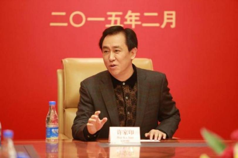 ■許家印喜歡穿色彩獨特、圖樣張揚的大花襯衫。 ■許家印喜歡穿色彩獨特、圖樣張揚的大花襯衫。