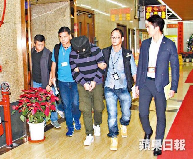 ■被告張子康遭官斥視女人為玩物;圖為他當日在寓所被捕。資料圖片 ■被告張子康遭官斥視女人為玩物;圖為他當日在寓所被捕。資料圖片