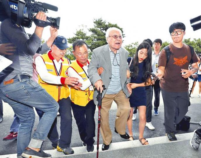 ■101歲的白先生是這次赴北韓探親最年長的人。美聯社■南韓探親車隊昨穿過高城郡的軍事檢查點赴北韓。■南韓士兵等待探親車隊通過。 ■101歲的白先生是這次赴北韓探親最年長的人。美聯社■南韓探親車隊昨穿過高城郡的軍事檢查點赴北韓。■南韓士兵等待探親車隊通過。