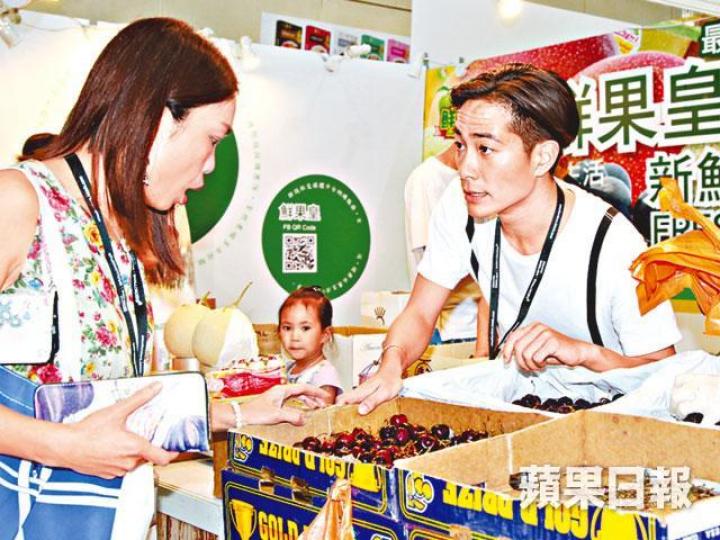 ■羅鈞滿昨日現身美食展賣生果,並有意加入果欄學做生意。 ■羅鈞滿昨日現身美食展賣生果,並有意加入果欄學做生意。