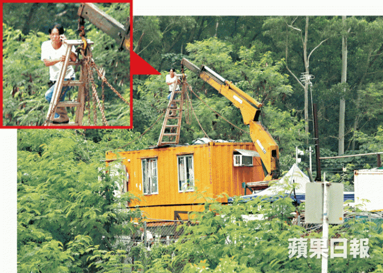 ■回收商爬上貨櫃與地政人員對峙。簡明恩攝 ■回收商爬上貨櫃與地政人員對峙。簡明恩攝