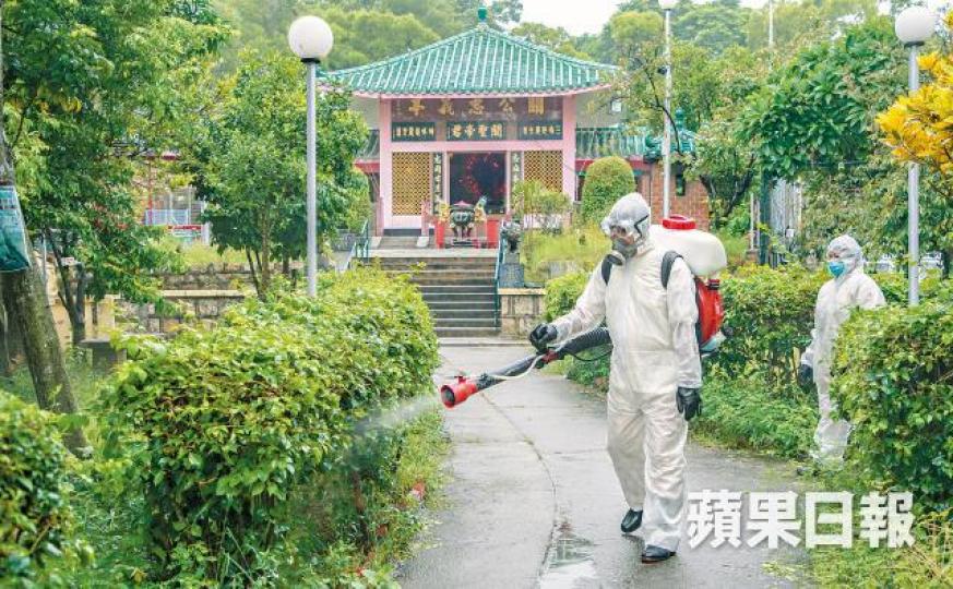 ■食環署人員昨日在長洲展開大規模滅蚊行動。朱家駿攝■記者長洲實地採訪蚊患情況,20分鐘內打死逾20隻蚊子。■長洲居民及旅客大多都有使用防蚊劑。 ■食環署人員昨日在長洲展開大規模滅蚊行動。朱家駿攝■記者長洲實地採訪蚊患情況,20分鐘內打死逾20隻蚊子。■長洲居民及旅客大多都有使用防蚊劑。