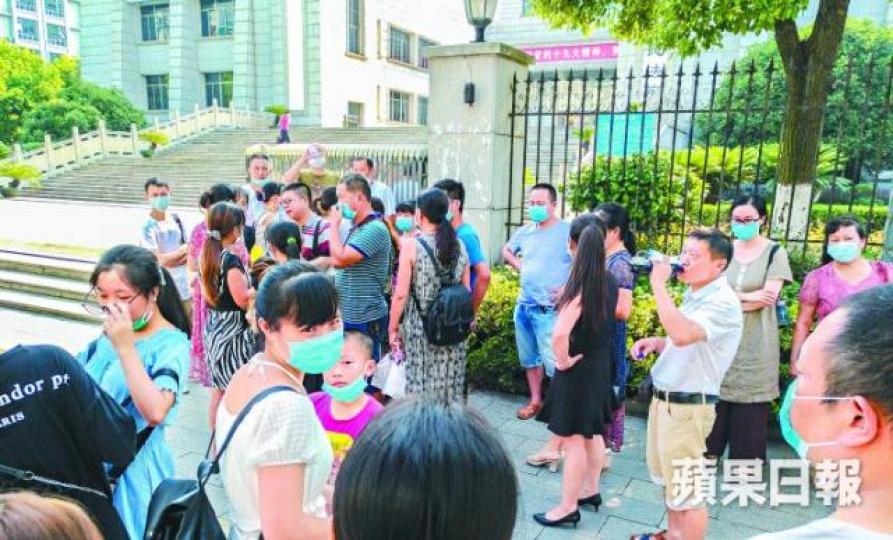 ■學生及家長昨現身芙蓉區法院外,為受害者討公道。 《蘋果》記者攝■假疫苗受害家長持續上京維權,未知會否如肺結核案般草草收場。 ■學生及家長昨現身芙蓉區法院外,為受害者討公道。 《蘋果》記者攝■假疫苗受害家長持續上京維權,未知會否如肺結核案般草草收場。