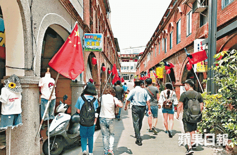 金門模範街掛滿五星紅旗及中華民國國旗。1958年金門炮戰時,可見炮火劃過夜空。共軍炮火擊中金門尚義機場,國軍運輸機中炮。8.23炮戰期間國軍在美國護衞下搶灘運補給。 金門模範街掛滿五星紅旗及中華民國國旗。1958年金門炮戰時,可見炮火劃過夜空。共軍炮火擊中金門尚義機場,國軍運輸機中炮。8.23炮戰期間國軍在美國護衞下搶灘運補給。