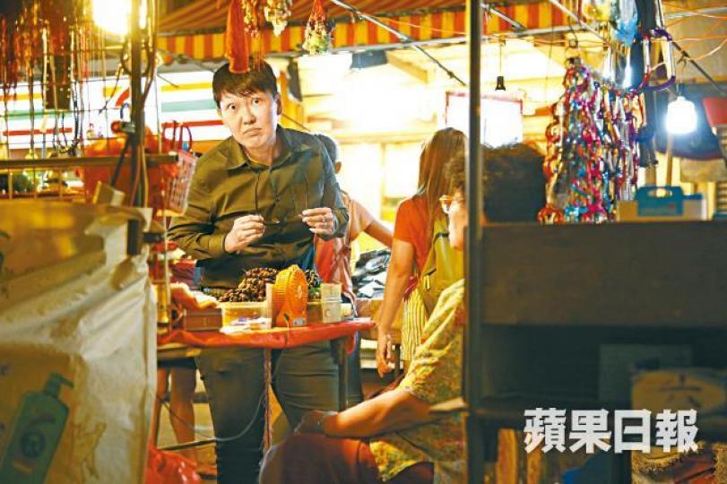 拍完《喜劇之王》就退出娛樂圈的「真.霞姨」,2004年起開始在廟街擺檔做塔羅牌占卜師。阿B指拍《喜劇之王》時大家都是新人,與女主角張栢芝相處也沒分彼此。 拍完《喜劇之王》就退出娛樂圈的「真.霞姨」,2004年起開始在廟街擺檔做塔羅牌占卜師。阿B指拍《喜劇之王》時大家都是新人,與女主角張栢芝相處也沒分彼此。