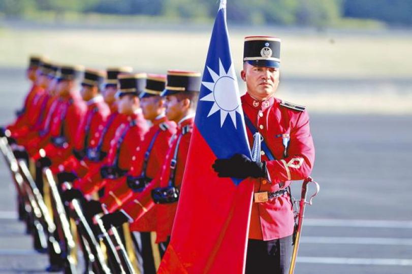 蔡英文去年出訪薩爾瓦多,當地儀仗隊員手持青天白日滿地紅旗。 蔡英文去年出訪薩爾瓦多,當地儀仗隊員手持青天白日滿地紅旗。