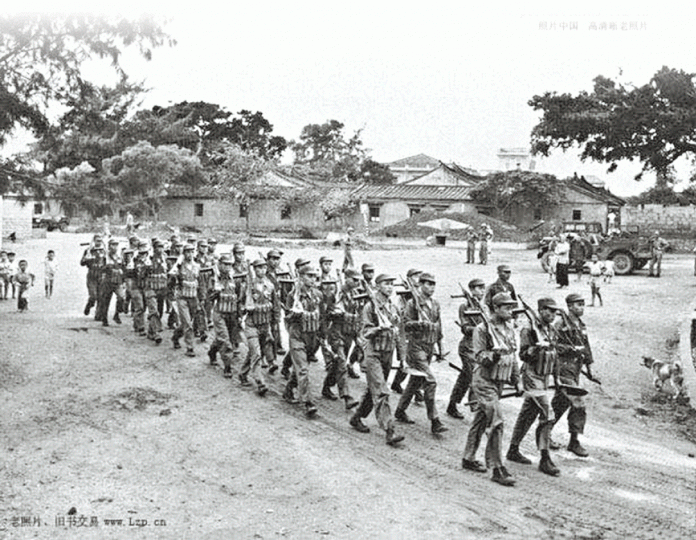 炮戰間隙時國軍士兵在金門島列隊行進。 炮戰間隙時國軍士兵在金門島列隊行進。