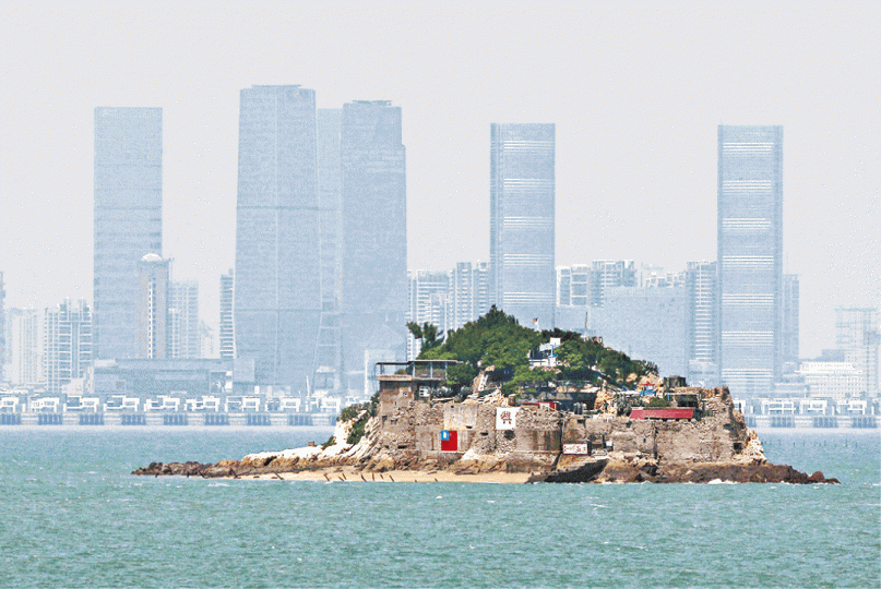 從金門外島眺望高樓林立的廈門。路透社 從金門外島眺望高樓林立的廈門。路透社