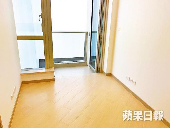 一號九龍道以18樓C室為藍本的示範單位,客廳外連21呎露台。黃朗鈞攝一房示範單位,實用面積301方呎,設開放式廚房。 一號九龍道以18樓C室為藍本的示範單位,客廳外連21呎露台。黃朗鈞攝一房示範單位,實用面積301方呎,設開放式廚房。