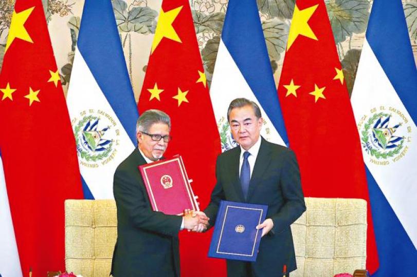 外交部長王毅（右）昨在北京與薩爾瓦多外長卡斯塔內達簽署建交聯合公報。美聯社