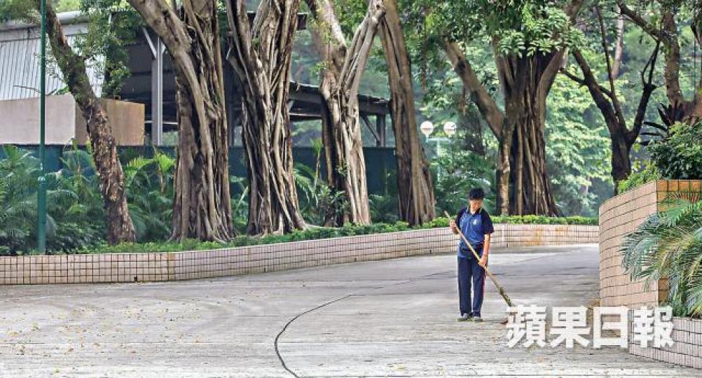 獅子山公園一帶仍有清潔工穿短袖制服,無懼蚊叮。王心義攝 獅子山公園一帶仍有清潔工穿短袖制服,無懼蚊叮。王心義攝