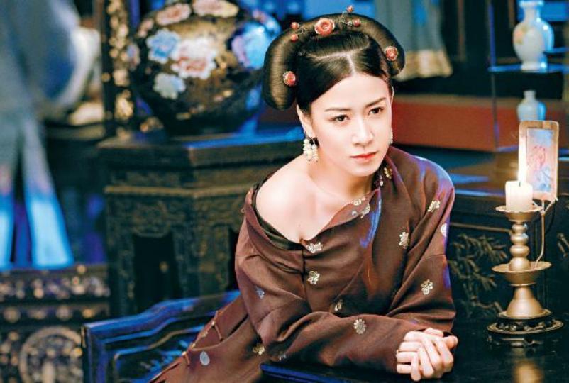 內地劇《延禧攻略》最大賣點是花近3億「神還原」清乾隆時期的後宮面貌,可是有內地專家卻指劇中服飾有不少未跟足史實。內地專家表示《延禧攻略》中,眾後宮妃嬪出現的「兩把頭」髮飾,最快要到道光年間才出現。高貴妃劇中的珍珠衫,靈感來自於慈禧(右圖),而其大盤頭,亦是參考自清末民初。滿洲女子「一耳三鉗」是習俗,不過阿佘曾說自己並無耳洞,拍攝時是「偷雞」改為夾耳。富察皇后劇中的便服款式跟乾隆時期脗合,而後宮妃子愛把玩手珠亦有歷史根據。 內地劇《延禧攻略》最大賣點是花近3億「神還原」清乾隆時期的後宮面貌,可是有內地專家卻指劇中服飾有不少未跟足史實。內地專家表示《延禧攻略》中,眾後宮妃嬪出現的「兩把頭」髮飾,最快要到道光年間才出現。高貴妃劇中的珍珠衫,靈感來自於慈禧(右圖),而其大盤頭,亦是參考自清末民初。滿洲女子「一耳三鉗」是習俗,不過阿佘曾說自己並無耳洞,拍攝時是「偷雞」改為夾耳。富察皇后劇中的便服款式跟乾隆時期脗合,而後宮妃子愛把玩手珠亦有歷史根據。