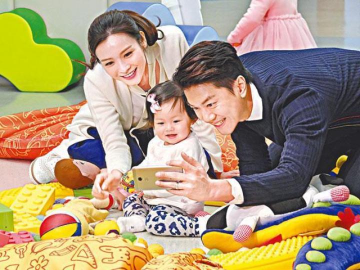 李佳芯主演嘅《BB來了》目前喺普通話翡翠台播映。工聯會成員上月派傳單促請無綫停止裁員。資料圖片 李佳芯主演嘅《BB來了》目前喺普通話翡翠台播映。工聯會成員上月派傳單促請無綫停止裁員。資料圖片