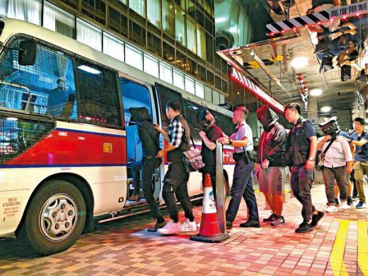 警方前日突擊搜查尖沙嘴一間投資公司,將涉案人士蒙頭帶走調查。警方提供圖片 警方前日突擊搜查尖沙嘴一間投資公司,將涉案人士蒙頭帶走調查。警方提供圖片