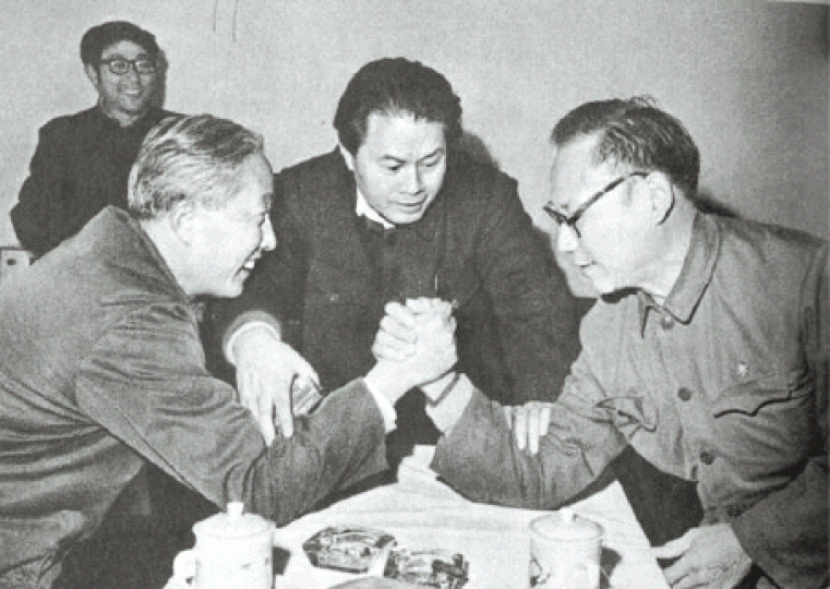 1979年中國文學藝術工作者代表大會期間，方成（右）華君武拗手瓜。