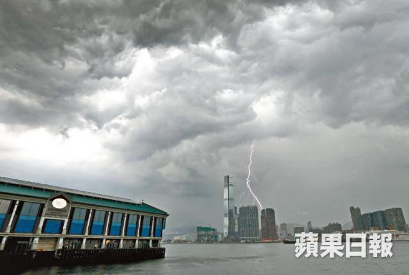 本港昨天陰有雨,閃電劃破長空。朱永倫攝多個地區能見度較低,天空一片灰濛。許頌明攝 本港昨天陰有雨,閃電劃破長空。朱永倫攝多個地區能見度較低,天空一片灰濛。許頌明攝
