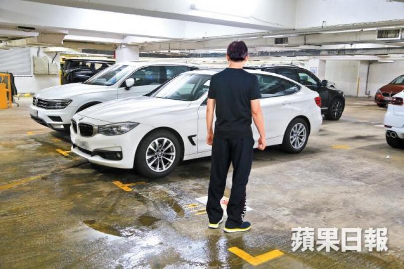 香港龍先生泊於杏花邨地庫停車場的寶馬,在天鴿襲港時浸成廢鐵,需花30萬另買新車(圖)。徐雲庭攝浸成廢鐵龍先生的新落地寶馬浸壞報廢。資料圖片怒斥港鐵車主張先生座駕慘遭浸壞,他不滿港鐵拒承擔賠償責任。裝感應器記者視察時發現杏花邨地庫停車場已加裝水位感應器。 香港龍先生泊於杏花邨地庫停車場的寶馬,在天鴿襲港時浸成廢鐵,需花30萬另買新車(圖)。徐雲庭攝浸成廢鐵龍先生的新落地寶馬浸壞報廢。資料圖片怒斥港鐵車主張先生座駕慘遭浸壞,他不滿港鐵拒承擔賠償責任。裝感應器記者視察時發現杏花邨地庫停車場已加裝水位感應器。