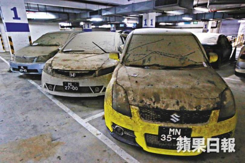 澳門天鴿重災區之一的關閘工人體育館停車場,地庫二層事隔一年仍有約50輛滿佈泥濘的壞車未清理。墓碑斷裂舊西洋墳場有10多塊墓碑及雕像風災時被吹至斷裂,至今未完成善後。窗貼膠紙被吹爆玻璃窗的豪宅寰宇天下雖已修復,但不少住戶猶有餘悸貼上膠紙防風。 澳門天鴿重災區之一的關閘工人體育館停車場,地庫二層事隔一年仍有約50輛滿佈泥濘的壞車未清理。墓碑斷裂舊西洋墳場有10多塊墓碑及雕像風災時被吹至斷裂,至今未完成善後。窗貼膠紙被吹爆玻璃窗的豪宅寰宇天下雖已修復,但不少住戶猶有餘悸貼上膠紙防風。