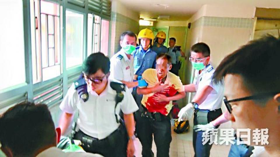 疑兇腹、胸及手腳受傷淌血,傷勢嚴重。背部中多刀的女傷者送院搶救。 疑兇腹、胸及手腳受傷淌血,傷勢嚴重。背部中多刀的女傷者送院搶救。