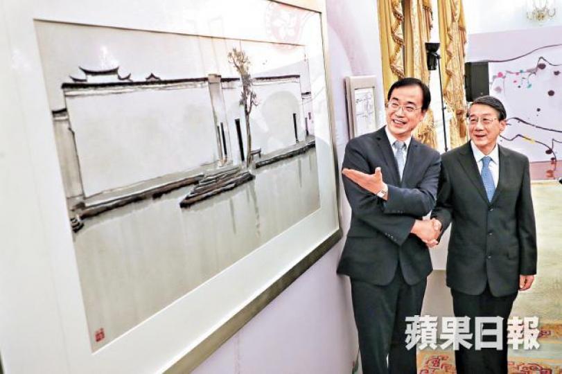 藝術館館長司徒元傑（左）與吳冠中的兒子吳可雨（右）。