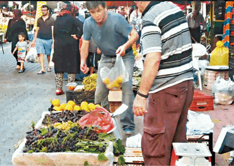 民眾到市集買新鮮蔬果。 民眾到市集買新鮮蔬果。