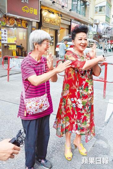 家燕姐親自教授與她同齡的街坊阿娟跳十字步。 家燕姐親自教授與她同齡的街坊阿娟跳十字步。