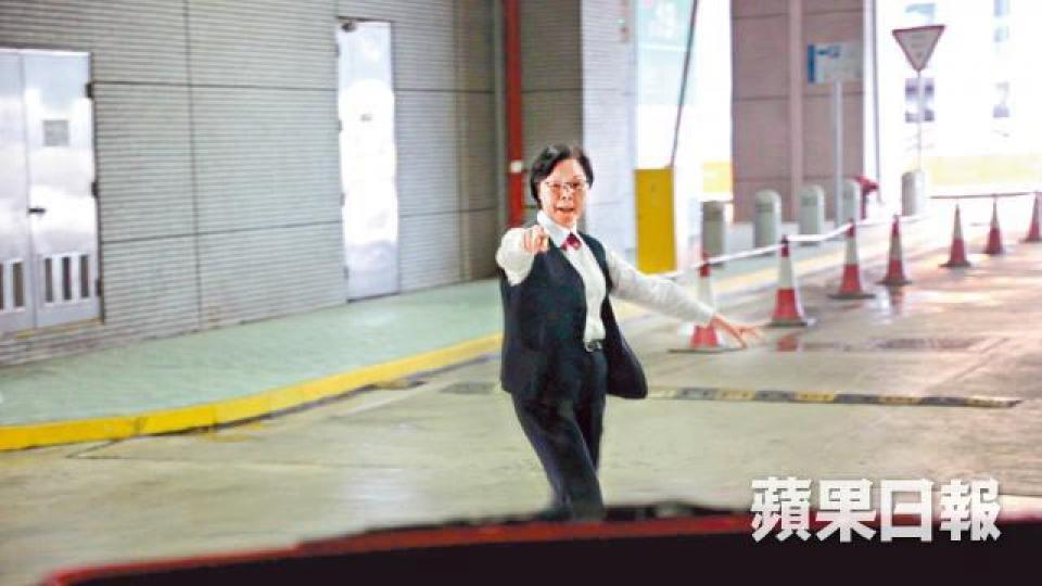 記者坐上靈車駛入停車場實測,離遠已有職員出來阻止。數十輛靈車連成直線泊在曲街、必嘉街及老龍坑街一帶,至早上8時仍未駛離。黃文邦攝 記者坐上靈車駛入停車場實測,離遠已有職員出來阻止。數十輛靈車連成直線泊在曲街、必嘉街及老龍坑街一帶,至早上8時仍未駛離。黃文邦攝