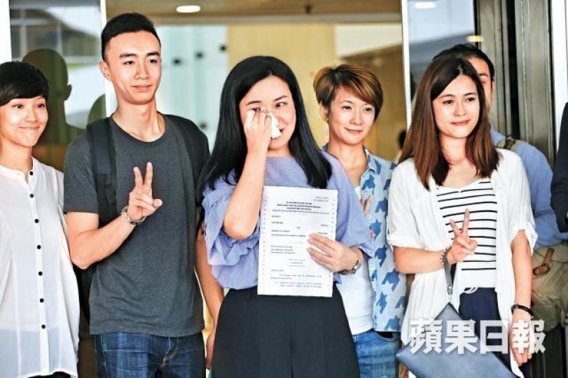 空姐工會代表吳敏兒昨領取判詞後感觸落淚,並促機管局及民航處就事件致歉。陳善南攝梁振英 空姐工會代表吳敏兒昨領取判詞後感觸落淚,並促機管局及民航處就事件致歉。陳善南攝梁振英