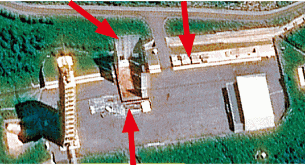 衞星圖顯示西海衞星發射場的發射台、堆在地上的裝備等（箭嘴示），自本月3日起沒進一步拆卸動靜。路透社