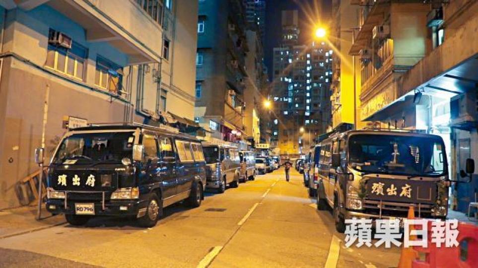 入夜後的紅磡華豐街,靈車整齊的停泊在道路兩側。伍嘉亮攝長樂大廈有業主為免望到靈車及棺材,家中窗戶刻意選用磨砂物料。 入夜後的紅磡華豐街,靈車整齊的停泊在道路兩側。伍嘉亮攝長樂大廈有業主為免望到靈車及棺材,家中窗戶刻意選用磨砂物料。