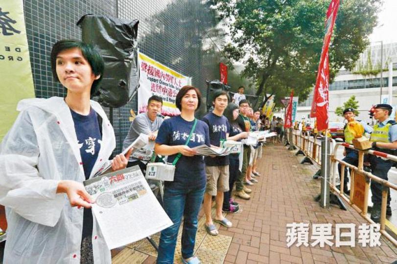 職工盟每年捐款收入為40萬元;圖為該組織於六四紀念活動擺街站籌款。 職工盟每年捐款收入為40萬元;圖為該組織於六四紀念活動擺街站籌款。
