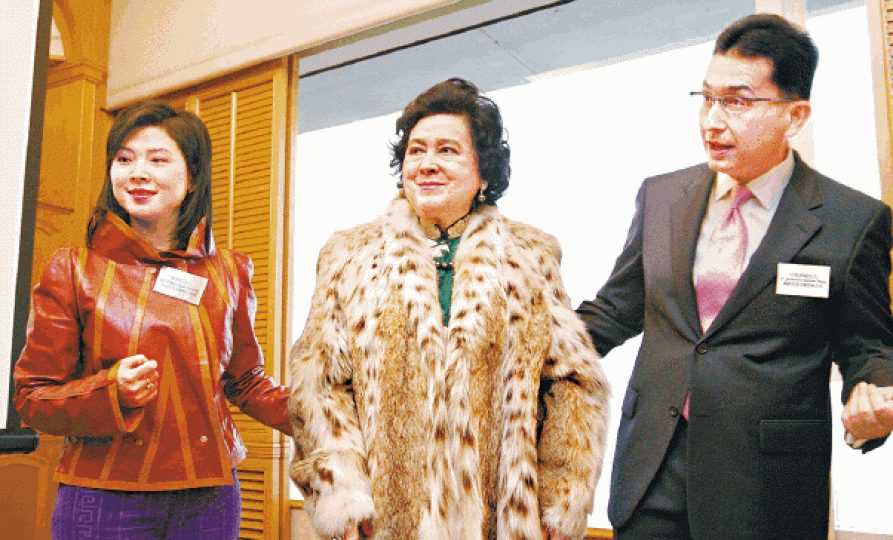 陳復生(左)與何東舜銘(右)2009年離婚,但一直與前家姑何婉琪關係良好。 陳復生(左)與何東舜銘(右)2009年離婚,但一直與前家姑何婉琪關係良好。