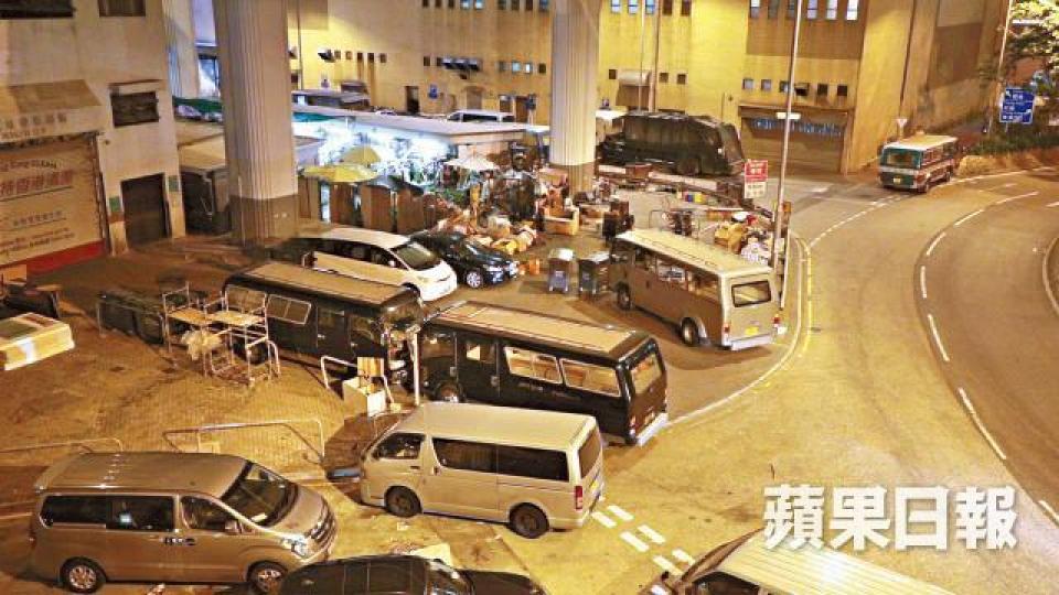 在舊區內覓不到泊位的靈車,被迫寄居在世界殯儀館旁的垃圾收集站。早上的紅磡舊區,殯儀館法事不斷,附近的石廠及長生店亦忙着搬運棺材等用具。 在舊區內覓不到泊位的靈車,被迫寄居在世界殯儀館旁的垃圾收集站。早上的紅磡舊區,殯儀館法事不斷,附近的石廠及長生店亦忙着搬運棺材等用具。