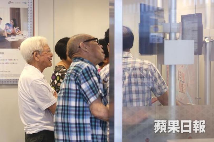 在現時的市況,投資者追貨驚接火棒,唔追又驚個市再升,炒股就係時刻都咁矛盾! 資料圖片 在現時的市況,投資者追貨驚接火棒,唔追又驚個市再升,炒股就係時刻都咁矛盾! 資料圖片