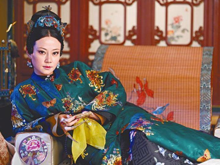 34歲的譚卓在《延禧攻略》飾演高貴妃,角色評價兩極。譚卓今年參演電影《我不是藥神》中需跳一分鐘鋼管舞,她苦練至腿骨骨折。蘇青在《延禧攻略》飾演的奸角爾晴,被劇迷選為最討厭的角色。爾晴在劇中騙傅恆迎娶自己,但其後又紅杏出牆。 34歲的譚卓在《延禧攻略》飾演高貴妃,角色評價兩極。譚卓今年參演電影《我不是藥神》中需跳一分鐘鋼管舞,她苦練至腿骨骨折。蘇青在《延禧攻略》飾演的奸角爾晴,被劇迷選為最討厭的角色。爾晴在劇中騙傅恆迎娶自己,但其後又紅杏出牆。