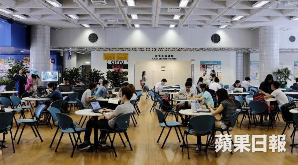 時下香港提供唔到一個可靠環境畀年輕人,生活冇安全感,所以不少人年輕人都希望搵份穩定嘅工。 資料圖片 時下香港提供唔到一個可靠環境畀年輕人,生活冇安全感,所以不少人年輕人都希望搵份穩定嘅工。 資料圖片