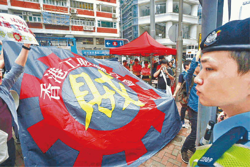 工聯會在勞工問題未為基層市民發聲,遭網民譏為「工賊會」。工聯會的財務報表不見有物業資產;圖為座落土瓜灣的工人俱樂部總部。李潤芳攝號稱擁有42萬名會員的工聯會,在多區開設業餘進修中心。黎樹雄攝 工聯會在勞工問題未為基層市民發聲,遭網民譏為「工賊會」。工聯會的財務報表不見有物業資產;圖為座落土瓜灣的工人俱樂部總部。李潤芳攝號稱擁有42萬名會員的工聯會,在多區開設業餘進修中心。黎樹雄攝