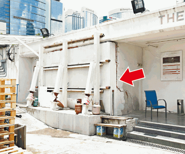海軍商場因沉降而滿佈裂縫(箭嘴示),外牆的臨時工字鐵支撐則是去年年尾、即鑽挖隧道工程後才加裝。資料圖片 海軍商場因沉降而滿佈裂縫(箭嘴示),外牆的臨時工字鐵支撐則是去年年尾、即鑽挖隧道工程後才加裝。資料圖片
