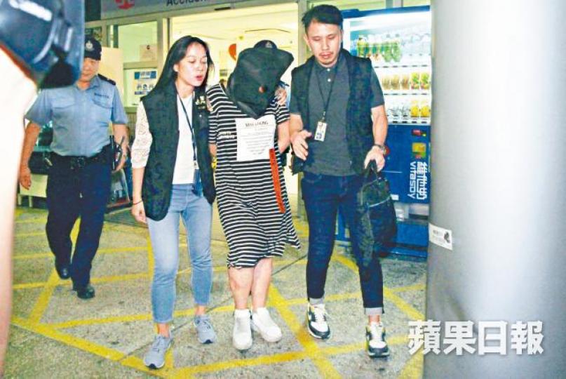 警員將女嬰母親蒙頭帶署。溫瑞麟攝仵工將女嬰屍體移送殮房。 警員將女嬰母親蒙頭帶署。溫瑞麟攝仵工將女嬰屍體移送殮房。