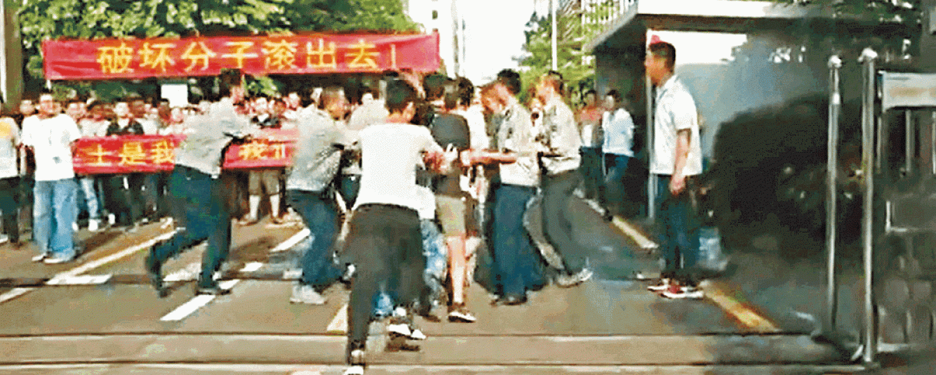 深圳佳士工人因不滿公司違法罰款等,擬組建工會,但遭資方和公安打壓。警方昨日爆門而入拘捕聲援學生和工人。北大學生岳昕(右一)和多名高校生被捕或失蹤。 深圳佳士工人因不滿公司違法罰款等,擬組建工會,但遭資方和公安打壓。警方昨日爆門而入拘捕聲援學生和工人。北大學生岳昕(右一)和多名高校生被捕或失蹤。